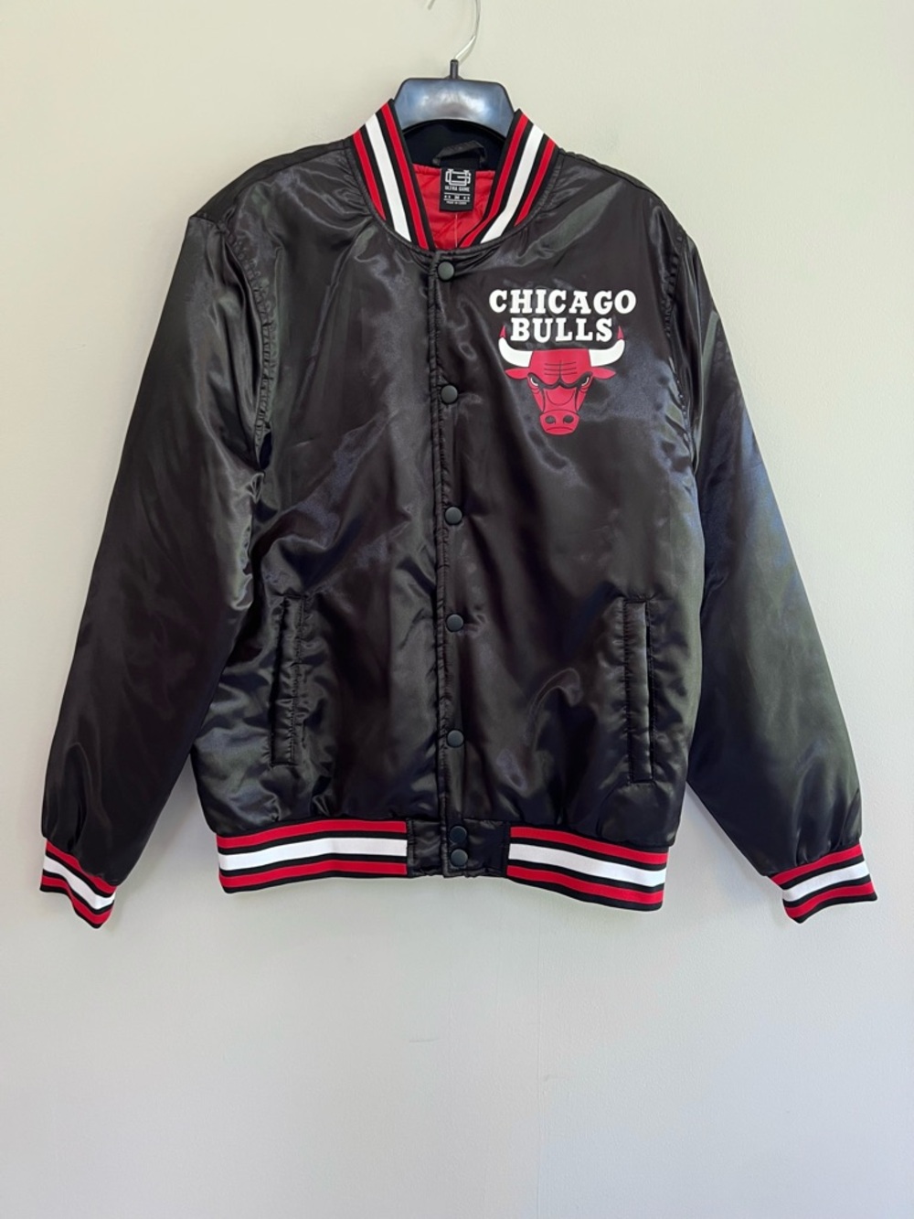 Ultra Game NWT NBA Chicago Bulls Satin Button Up Varsity Jacket, Black/Red, M - Picture 13 of 13